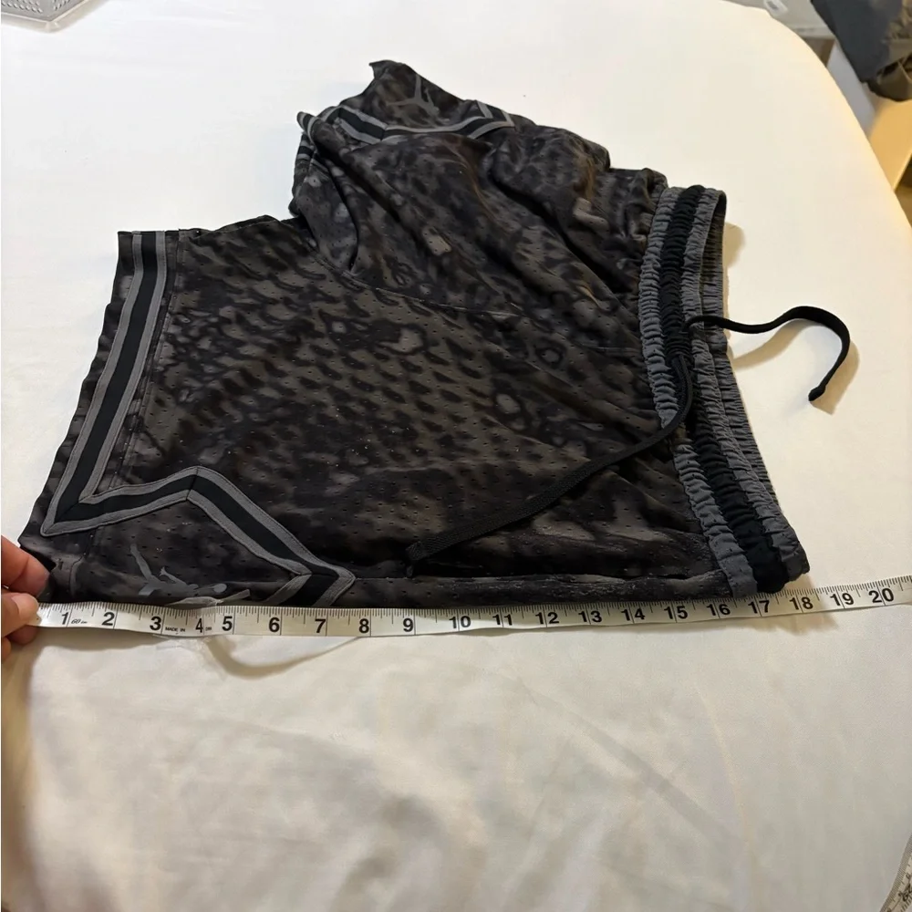 Jordan Men's extra large Black Patterned Shorts - Picture 4 of 8